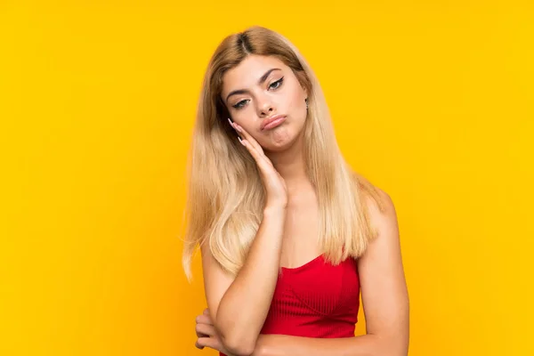 Adolescente Menina Sobre Isolado Fundo Amarelo Infeliz Frustrado — Fotografia de Stock