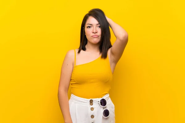 Jonge Mexicaanse Vrouw Geïsoleerde Gele Achtergrond Met Twijfels — Stockfoto