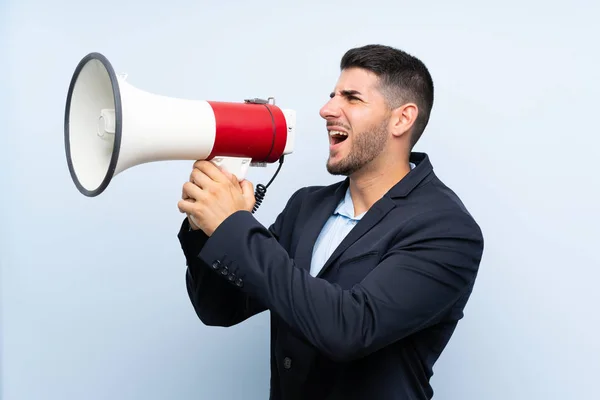 Knappe Man Geïsoleerde Blauwe Achtergrond Schreeuwen Door Een Megafone — Stockfoto