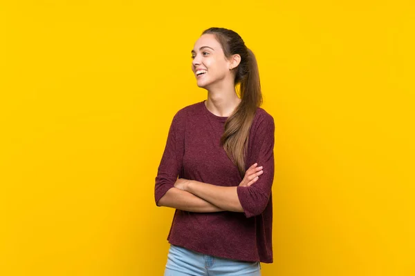 Молода Жінка Над Ізольованим Жовтим Тлом Щаслива Посміхається — стокове фото