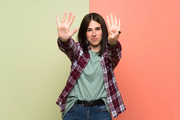 Genç Kadın Parmakları Ile Dokuz Sayma Izole Renkli Duvar Üzerinde — Stok fotoğraf
