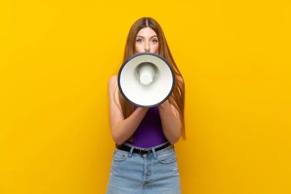 Mujer Joven Sobre Fondo Amarillo Aislado Gritando Través Megáfono —  Fotos de Stock