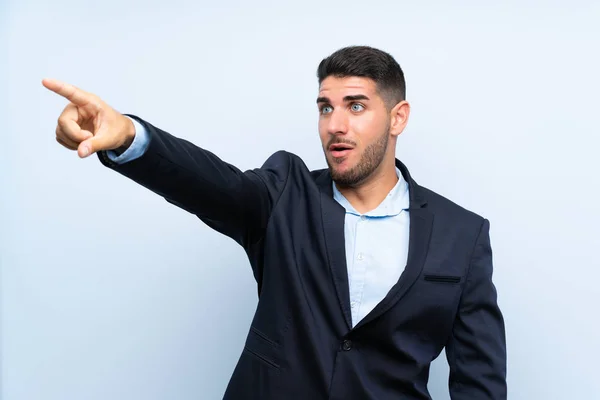 Hombre Guapo Sobre Fondo Azul Aislado Apuntando —  Fotos de Stock