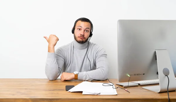 Telemarketer Kolumbianischer Mann Unglücklich Und Zeigt Zur Seite — Stockfoto