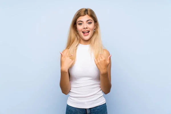 Adolescente Chica Sobre Aislado Azul Fondo Zen Pose — Foto de Stock