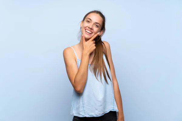 Jovem Mulher Sobre Isolado Fundo Azul Sorrindo — Fotografia de Stock