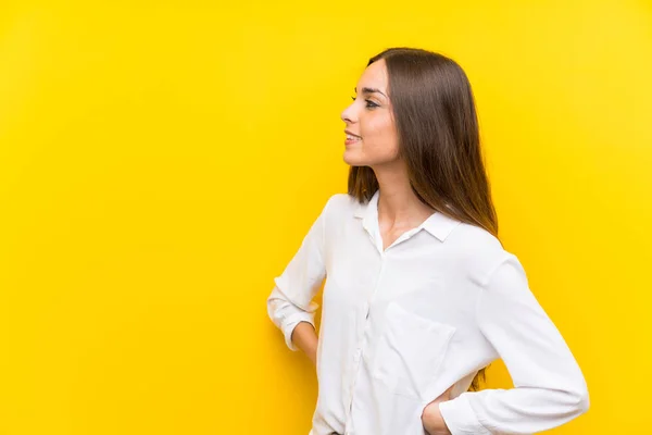 Young Woman Isolated Yellow Background Looking Side — Stock Photo, Image