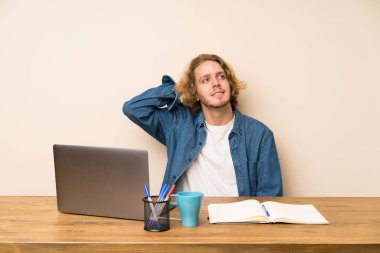 Bir laptop gülüyor ile sarışın adam