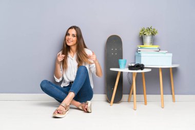 Yerde oturan genç kadın sizi işaret etti