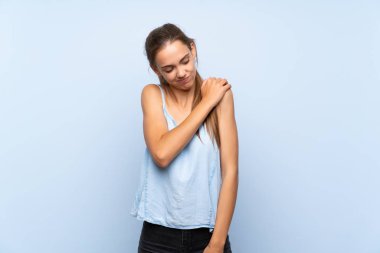 Omuzlarında ağrıdan muzdarip, soyutlanmış mavi bir geçmişi olan genç bir kadın çabaladığı için acı çekiyor.