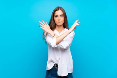 Izole mavi arka plan üzerinde genç kadın hiçbir jest yapma