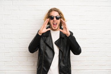 Sarışın adam ile güneş gözlüğü çığlık ile ağız geniş açık