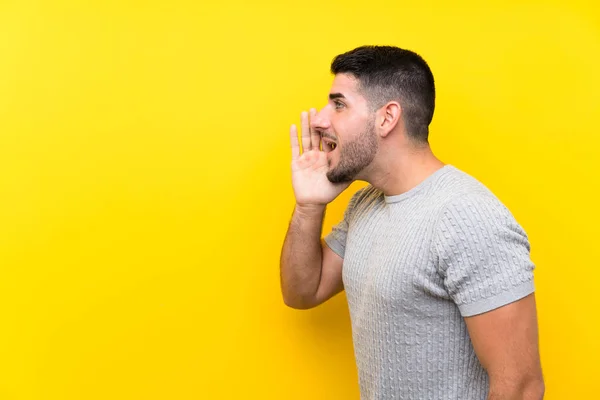 Joven Hombre Guapo Sobre Fondo Amarillo Aislado Gritando Con Boca — Foto de Stock