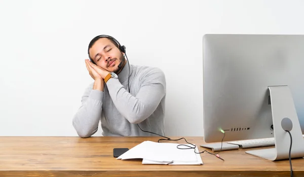 Telemarketer Kolumbijský Muž Který Dělá Gesto Spánku Dorovným Výrazu — Stock fotografie