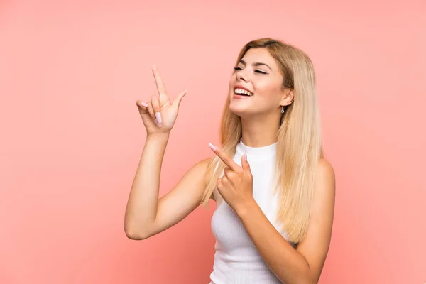 Adolescente Chica Sobre Aislado Rosa Fondo Apuntando Con Dedo Índice —  Fotos de Stock