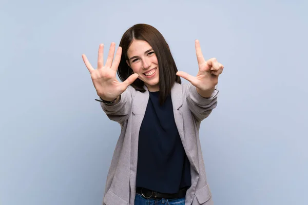 Young Woman Isolated Blue Wall Counting Seven Fingers — Stock Photo, Image