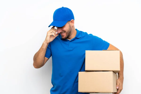 Entrega Homem Sobre Isolado Fundo Branco Rindo — Fotografia de Stock