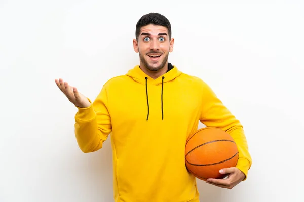 Schöner Junger Basketballspieler Mann Über Isolierte Weiße Wand Mit Schockiertem — Stockfoto