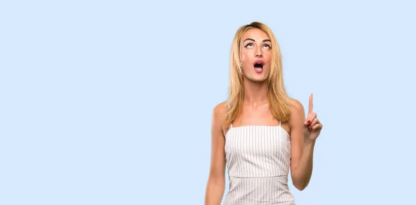 Junge Blonde Frau Zeigt Nach Oben Und Überrascht Über Isolierten — Stockfoto