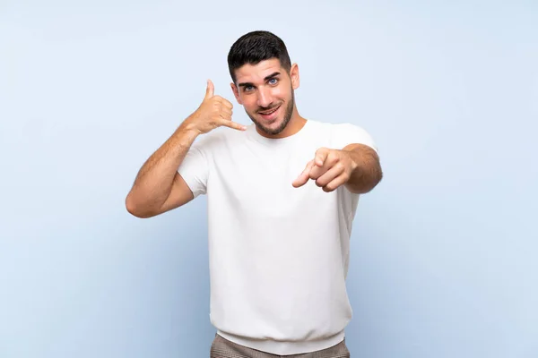 Caucásico Guapo Hombre Sobre Aislado Fondo Azul Haciendo Gesto Teléfono —  Fotos de Stock