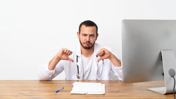 Doctor Colombiano Mostrando Pulgar Hacia Abajo —  Fotos de Stock