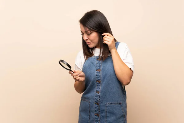 Jonge Mexicaanse Vrouw Geïsoleerde Achtergrond Houden Van Een Vergrootglas — Stockfoto