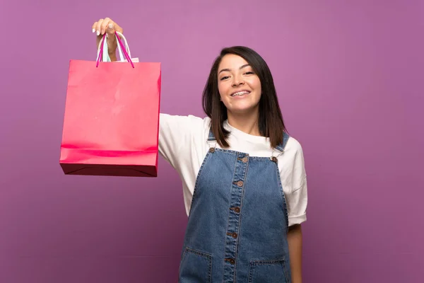 Mujer Mexicana Joven Sobre Fondo Aislado Sosteniendo Una Gran Cantidad —  Fotos de Stock