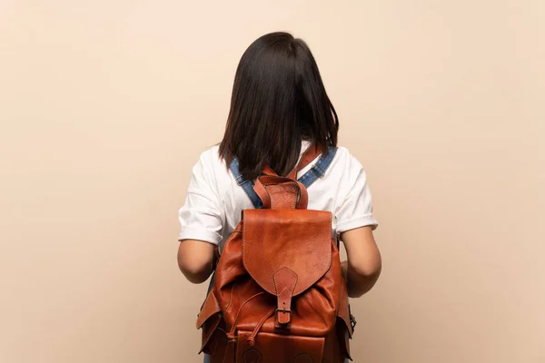 Jonge Mexicaanse Vrouw Geïsoleerde Achtergrond Met Rugzak — Stockfoto