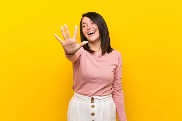 Joven Mexicana Sobre Fondo Amarillo Aislado Contando Cinco Con Dedos —  Fotos de Stock