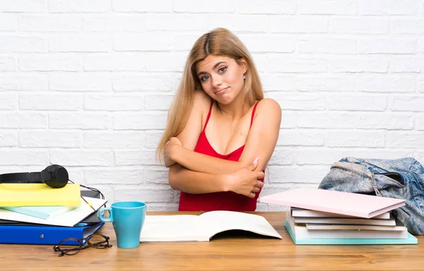 Adolescente Estudiante Chica Interior Haciendo Gesto Dudas Mientras Levanta Los — Foto de Stock