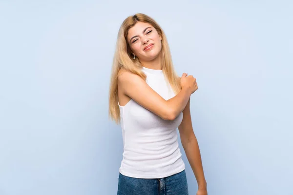 Adolescente Chica Sobre Aislado Fondo Azul Mostrando Levantando Dedo Señal — Foto de Stock