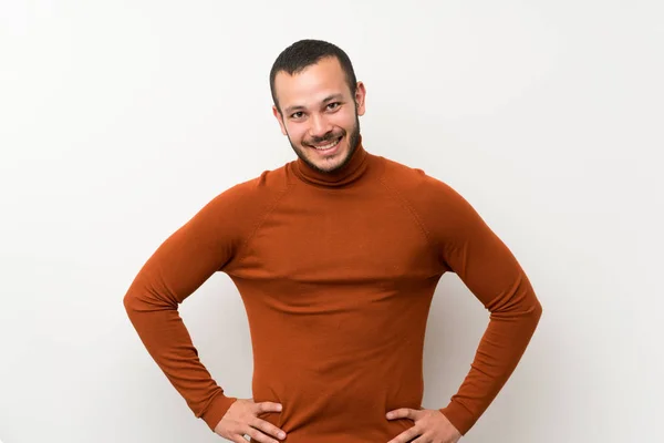 Hombre Colombiano Con Jersey Cuello Alto Posando Con Los Brazos —  Fotos de Stock