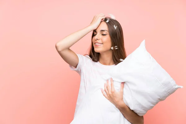 Mujer Joven Pijama Sobre Fondo Rosa Aislado Dado Cuenta Algo — Foto de Stock