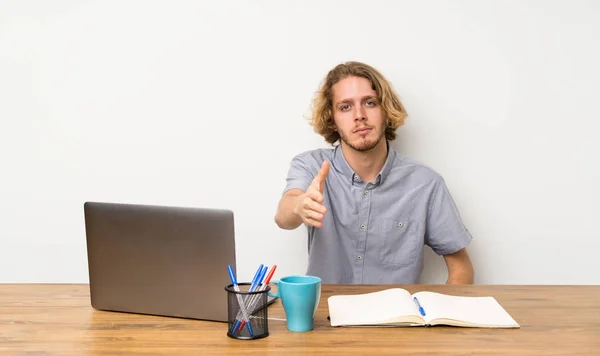 Uomo Biondo Con Computer Portatile Che Stringe Mano Chiudere Buon — Foto Stock