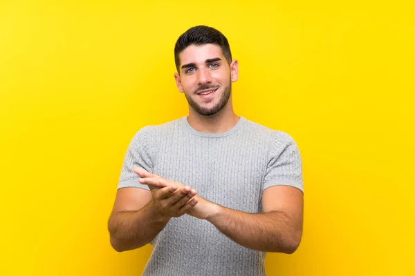 Junger Gutaussehender Mann Über Isoliertem Gelben Hintergrund Applaudiert — Stockfoto