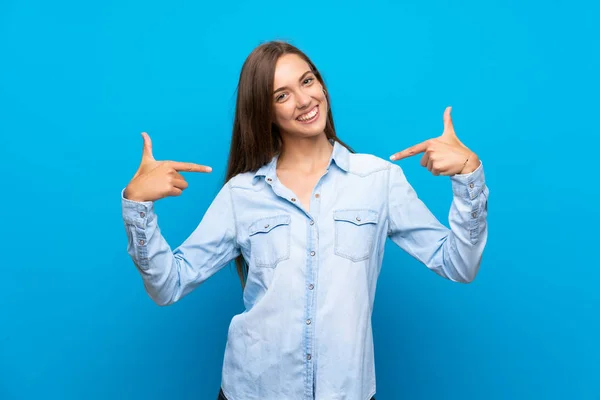 Jonge Vrouw Geïsoleerde Blauwe Achtergrond Trots Zelfvoldaan — Stockfoto