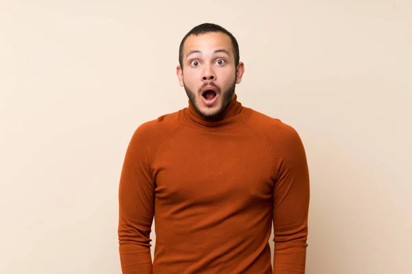 Hombre Colombiano Con Jersey Cuello Alto Con Expresión Facial Sorpresa —  Fotos de Stock