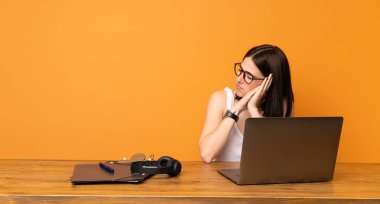 Bir ofiste iş kadını dorable ifade uyku jest yapma