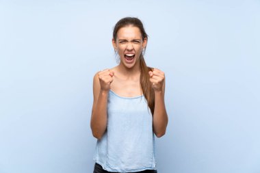 Soyutlanmış mavi bir geçmişi olan genç bir kadın kötü bir durumdan dolayı hayal kırıklığına uğradı.