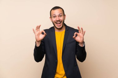 Izole arka plan üzerinde Kolombiyalı adam parmakları ile ok işareti gösteren