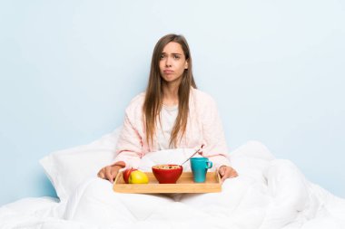 Kahvaltı üzgün ile sabahlık genç kadın