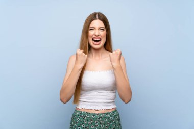 Soyutlanmış mavi bir geçmişi olan genç bir kadın kötü bir durumdan dolayı hayal kırıklığına uğradı.