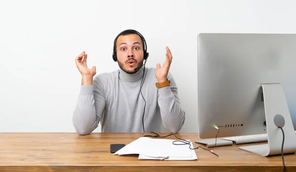 Telemarketer Colombian Man Shocked Facial Expression — Stock Photo, Image