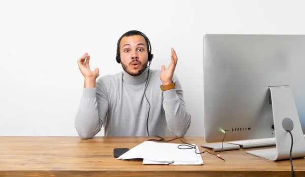 Telemarketer Kolumbianischer Mann Mit Schockiertem Gesichtsausdruck — Stockfoto