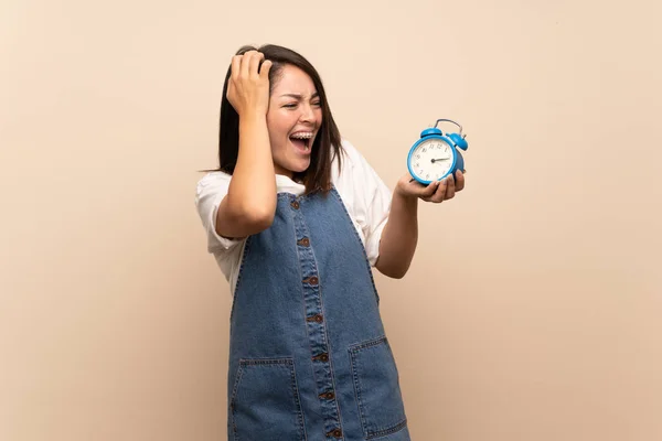 Joven Mujer Mexicana Sobre Fondo Aislado Sosteniendo Reloj Despertador Vintage —  Fotos de Stock