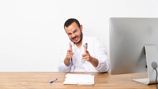 Doutor Colombiano Apontando Para Frente Sorrindo — Fotografia de Stock