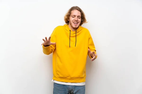 Beyaz Duvar Üzerinde Sweatshirt Ile Sarışın Adam Gülümseyen — Stok fotoğraf
