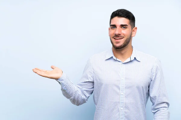 Caucásico Guapo Hombre Sobre Aislado Azul Fondo Celebración Copyspace Imaginario — Foto de Stock