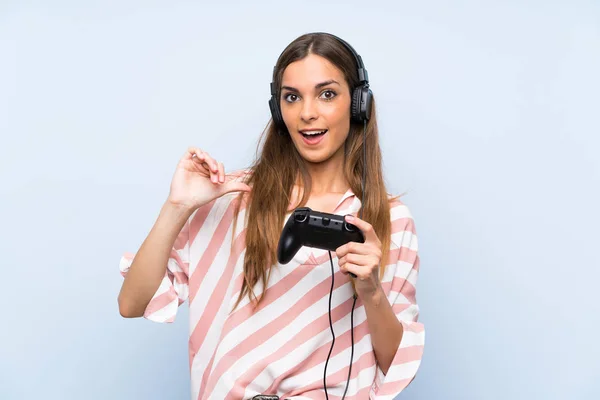 Mujer Joven Jugando Con Controlador Videojuegos Sobre Una Pared Azul —  Fotos de Stock