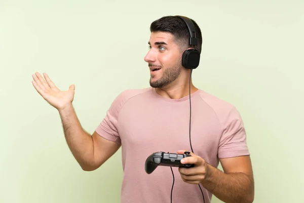 Jovem Homem Bonito Jogando Com Controlador Videogame Sobre Parede Verde — Fotografia de Stock